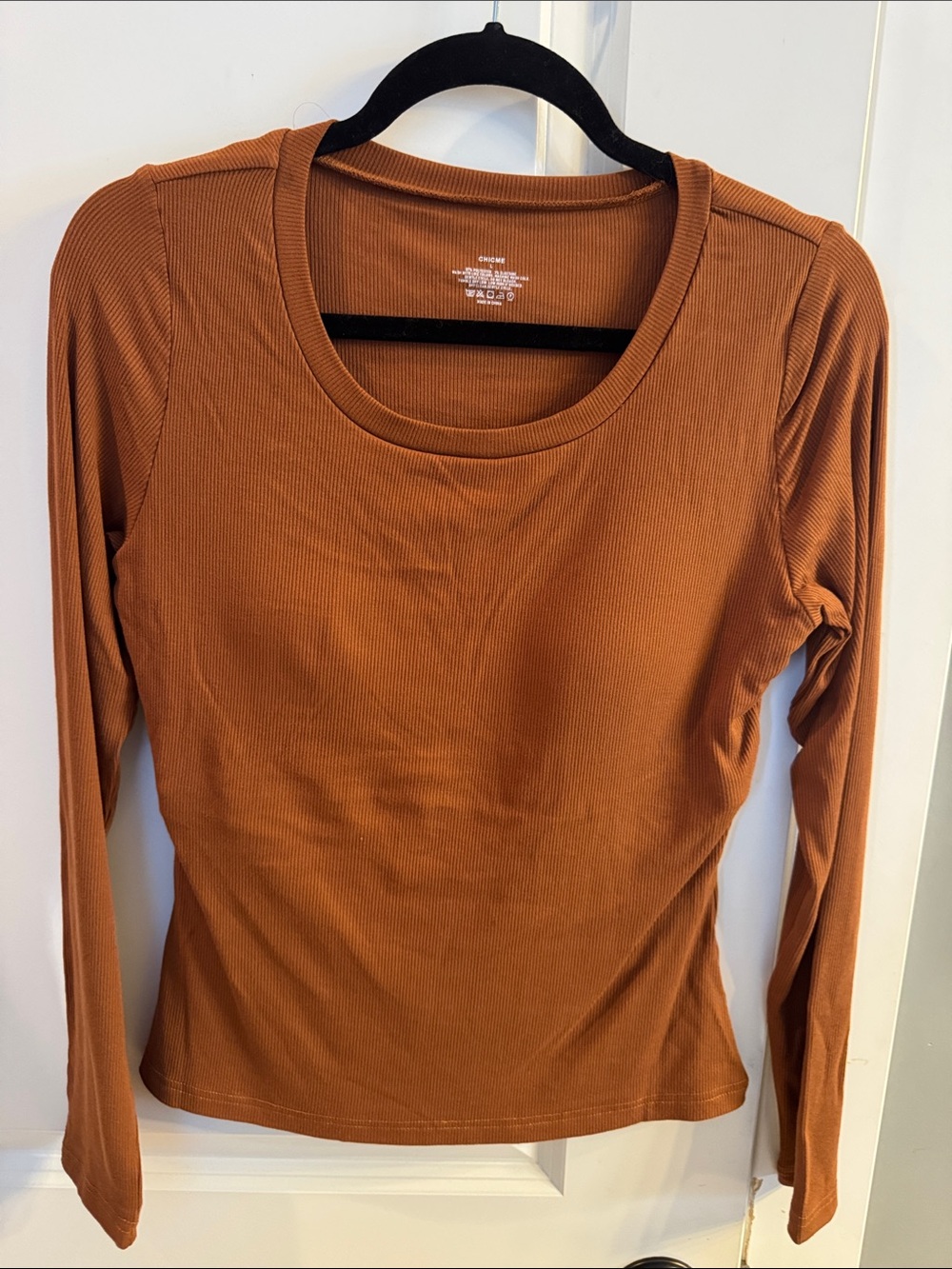 chic Ribbed Long-Sleeve Scoop Neck Top — Rust